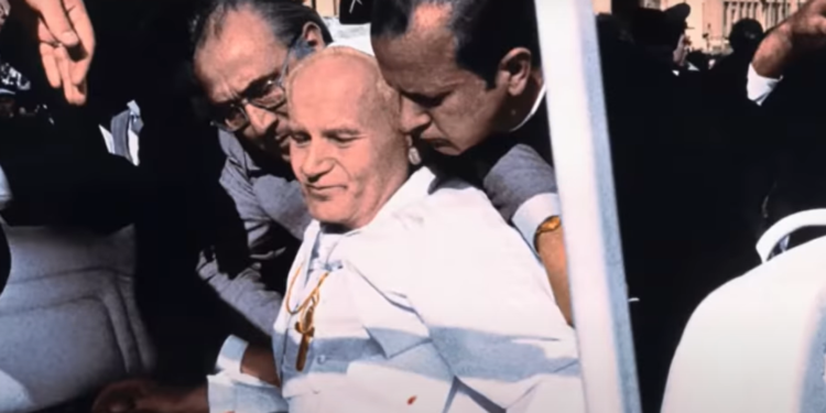 Watykan skrzętnie ukrywał prawdę o tym jak przebiegał drugi zamach na życie papieża polaka, dopiero gdy Jan Paweł II zmarł tajemnica została ujawniona.