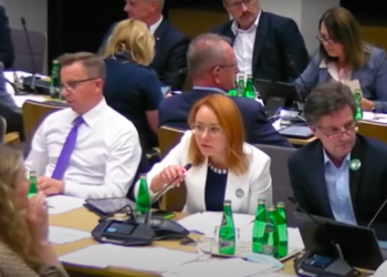 Wpadka szefa komisji rolnictwa, przewodniczący Kazimierz Gwiazdowski podczas obrad nie zauważył, że nadal ma włączony mikrofon.