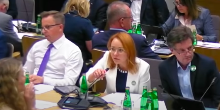 Wpadka szefa komisji rolnictwa, przewodniczący Kazimierz Gwiazdowski podczas obrad nie zauważył, że nadal ma włączony mikrofon.