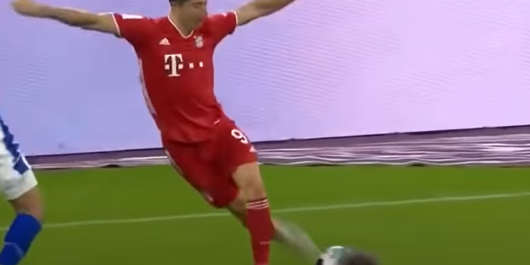 Gol w meczy otwarcia Bundesligi Bayern Monachium Schalke 04 Gelsenkirchen sprawił, że Robert Lewandowski pobił kolejny rekord.