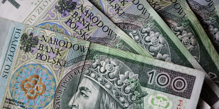 Pandemia koronawirusa COVID-19 spowodowała, że może czekać nas poważny kryzys. Jak informuje KNF Polacy dokonują przed terminowych wypłat.