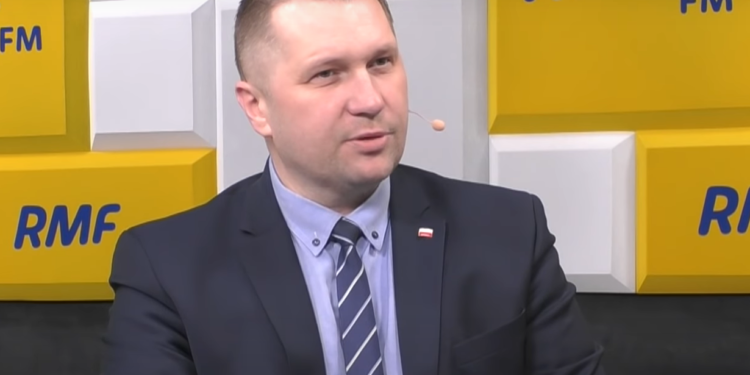 Poseł PiS Przemysław Czarnek zaznaczył w wywiadzie udzielonym w TVP Info, że należy odróżnić ludzi LGBT od ideologii.