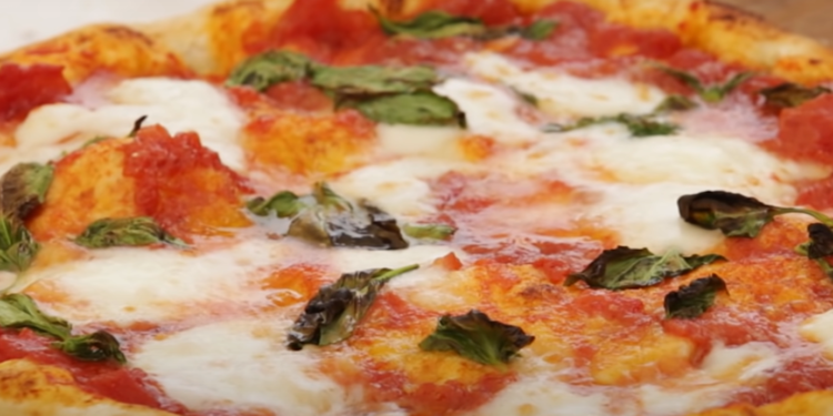 Zdradzamy sekret najlepszej pizzy, to nie tylko dobre składniki, ale także ciasto i kamień do pizzy, poniżej podajemy przepis na pyszną pizzę.