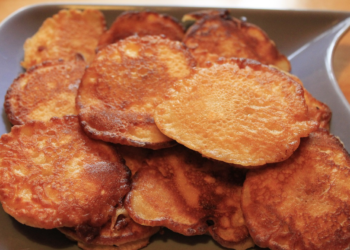 Przejadły się naleśniki czy placki, mam dla was przepyszną alternatywę. Niesamowite twarogowe racuchy z morelami podbiją serca domowników.