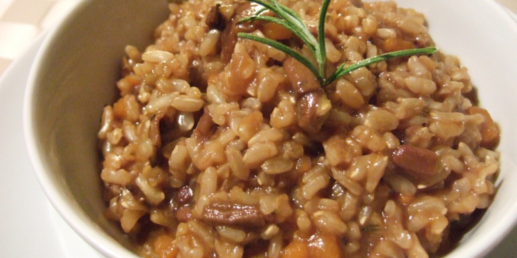 Risotto z kurczakiem i brązowymi pieczarkami, raz spróbujecie i pokochacie tę potrawę. Nie będziecie mogli przestać jeść.