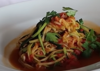 Spaghetti z cukinii może być całkowitą odmianą od typowego makaronu z sosem pomidorowym. Poniżej przedstawię Ci właśnie taką możliwość.