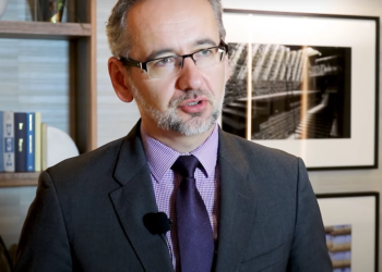 Minister zdrowia Adam Niedzielski potwierdził, że koronawirus spowoduje iż od połowy października czeka nas powrót maseczek.