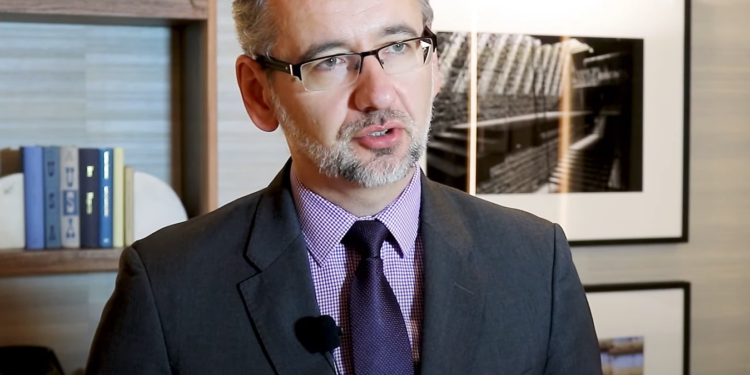 Minister zdrowia Adam Niedzielski potwierdził, że koronawirus spowoduje iż od połowy października czeka nas powrót maseczek.