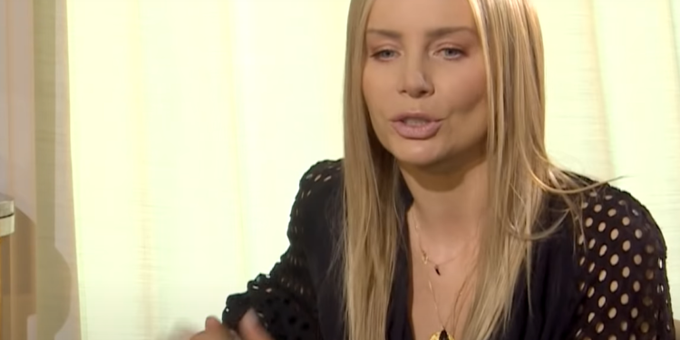 Agnieszka Woźniak-Starak ma poważny problem, ciąży jej spadek, który otrzymała po mężu, zabytkowy dworek, w którym mieli zamieszkać razem.