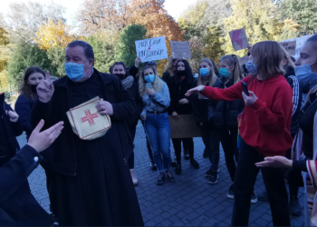 Podczas Strajku Kobiet w Szczecinku nastąpił atak na księdza, protestujące nastolatki krzyczały wulgarnie w stronę duchownego.