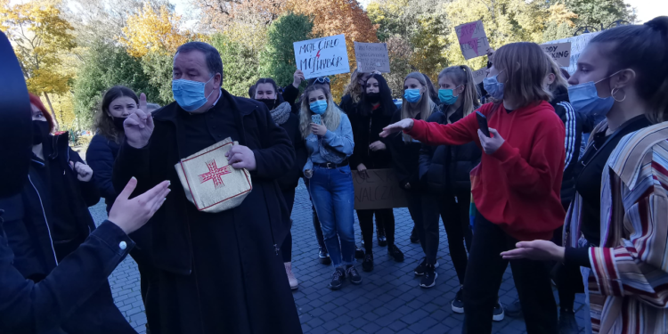 Podczas Strajku Kobiet w Szczecinku nastąpił atak na księdza, protestujące nastolatki krzyczały wulgarnie w stronę duchownego.