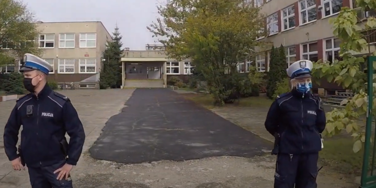 Atak 16-letniej licealistki nożem w szkole średniej wstrząsnął Polską. Trzy osoby są ranne. Dziewczyna trafiła do zamkniętego ośrodka.