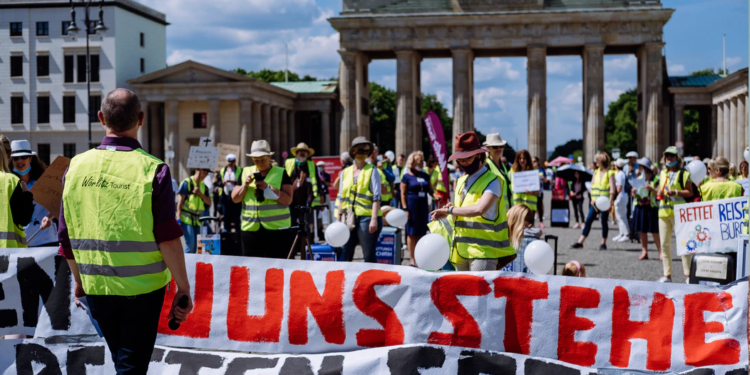 Godizna policyjna jaką wprowadza Berlin ma ograniczyć zarażenia koronawirusem, Wp wskazuje, że sytuacja jest beznadziejna, jaka jest prawda?
