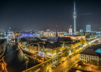 Koronawirus: Berlin wprowadza godzinę policyjną. Od 6 października będzie ona wprowadzona od godziny 23 wieczorem do 6 rano.