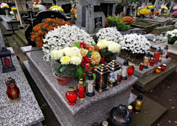 Koronawirus: Zapadła decyzja w sprawie zamknięcia cmentarzy na 1 listopada, episkopat wynegocjował porozumienie z rządem w tej sprawie.