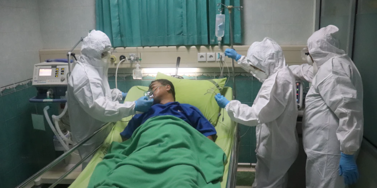 Eksperci amerykańskiej agencji rządowej CDC donoszą, ze wśród osób hospitalizowanych COVID-19 jest pięć razy bardziej śmiertelny niż grypa.