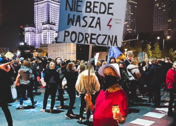 Gwiazda TVN, aktorka Julia Wróblewska twierdzi, że została pobita na strajku kobiet, zdjęcia z manifestacji pokazała w serwisie Instagram.