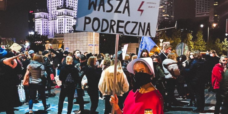Gwiazda TVN, aktorka Julia Wróblewska twierdzi, że została pobita na strajku kobiet, zdjęcia z manifestacji pokazała w serwisie Instagram.
