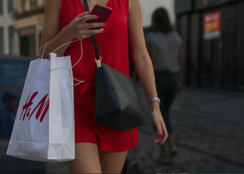 Jedna z największych sieci odzieżowych na świecie H&M zamyka swoje sklepy i przenosi sprzedaż do Internetu, wszystko przez koronawirus.