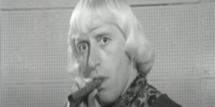 Wieloletni dziennikarz i gwiazda brytyjskiej telewizji Jimmy Savile uchodził za wzór cnót, jednak był seryjnym gwałcicielem i pedofilem.