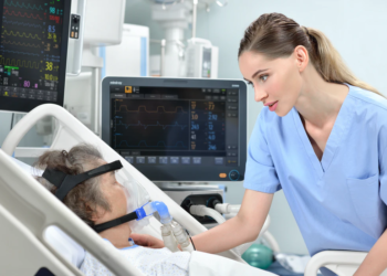 Koronawirus: Dr Grażyna Cholewińska-Szymańska alarmuje, że w szpitalach w Warszawie brakuje już wolnych respiratorów. Sytuacja jest poważna.