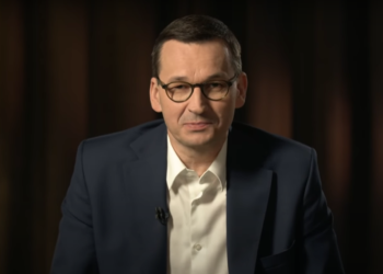 Rząd PiS rozważa pełny lockdown w Polsce. Możliwe jest zamknięcie wszystkich szkół, a także zakaz opuszczania domu bez ważnego powodu.