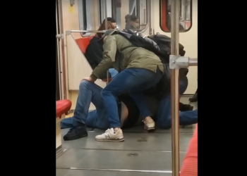 Brak maseczki u jednego z pasażerów w metrze spowodował, że wybuchła szamotanina, która zakończyła się obezwładnieniem, zobacz na YouTube.