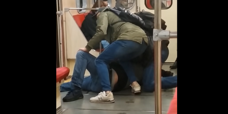 Brak maseczki u jednego z pasażerów w metrze spowodował, że wybuchła szamotanina, która zakończyła się obezwładnieniem, zobacz na YouTube.