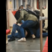 Brak maseczki u jednego z pasażerów w metrze spowodował, że wybuchła szamotanina, która zakończyła się obezwładnieniem, zobacz na YouTube.