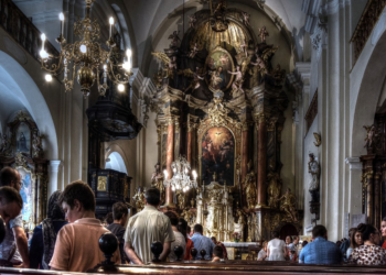 Parafia w Poznaniu opublikowała cennik na Wszystkich Świętych, wierni są oburzeni. Twierdzą, że czują się jak w markecie spożywczym.