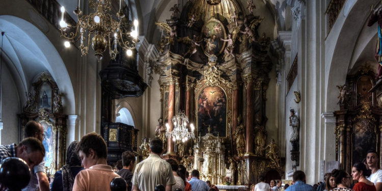 Parafia w Poznaniu opublikowała cennik na Wszystkich Świętych, wierni są oburzeni. Twierdzą, że czują się jak w markecie spożywczym.