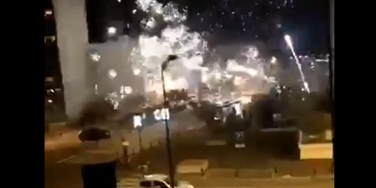 Paryż: Na przedmieściach stolicy Francji doszło do szturmu na komisariat, atak na budynek przeprowadziło około 40 osób.