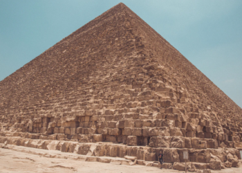 Zahi Hawass wyznał, że według niego w piramidach i grobowcach rozsianych na pustyni w Egipcie wciąż znajdują się zakopane skarby.