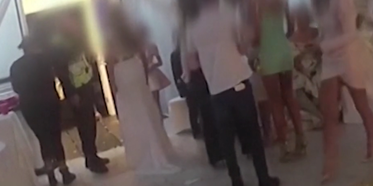 Policja pojawiła się na weselu i je przerwała, organizatorzy złamali przepisy antycovidowe, które obowiązują w tym momencie w Londynie.