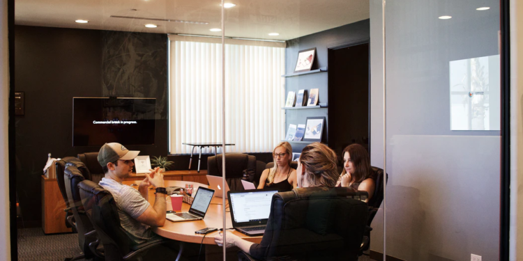 Uzależnienie od narkotyków, alkoholu, nikotyny, czy leków są straszne, jednak dla gospodarki największym obciążeniem jest... pracoholizm.