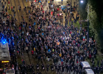 Już kolejny dzień trwają protesty przeciwko ustawie antyaborcyjnej w Warszawie, policja informuje na Twitterze, że uczestnicy są agresywni.