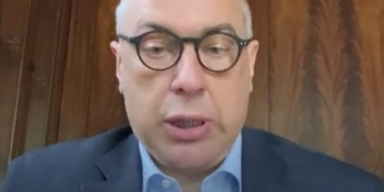 "Roman Giertych symulował brak świadomości" - ujawnia Prokuratura Regionalna w Poznaniu, mecenas został już przesłuchany.