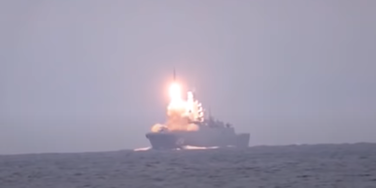 Prezydent Władimir Putin poinformował właśnie, że Rosja wystrzeliła manewrujący pocisk hipersoniczny Cyrkon. Test zakończył się sukcesem.