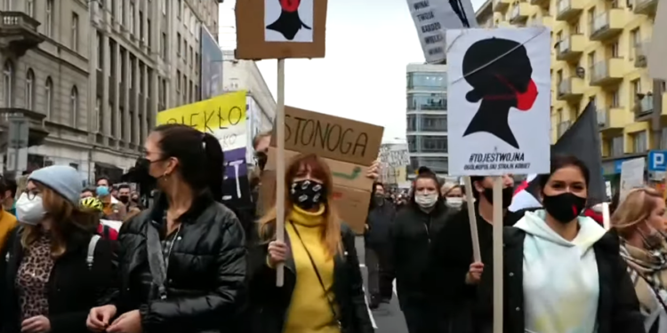 Do nieprzyjemnego incydentu doszło na Strajku Kobiet w Kaliszu, policja dwukrotnie użyła siły w stosunku do demonstrantów.