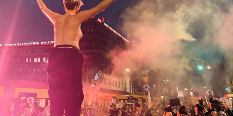 Strajk kobiet: Aktorka i piosenkarka, Karolina Micuła pokazała biust na manifestacji. Coraz więcej gwiazd dołącza do protestów.