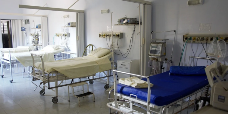 Znany epidemiolog zaznaczył, że sytuacja epidemiologiczna w kraju jest na tyle poważna, cze niektóre szpitale są już na skraju wytrzymałości.