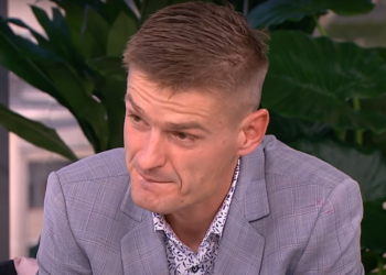 Na portalu Facebook furorę robi zdjęcie, na którym widać jaką metamorfozę przejdzie Tomasz Komenda, zafundowali mu ją bracia Collins.