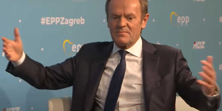 Donald Tusk znalazł się pod lupą CBA, służby badają sprawę korupcji, w którą zamieszany był Sławomir Nowak. Czy Tusk wiedział?