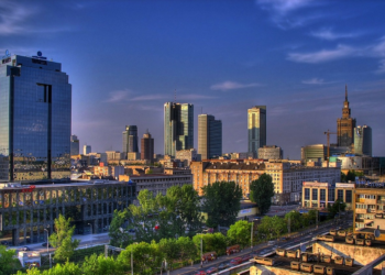 Koronawirus: Ostatni wzrost zakażeń w stolicy może spowodować, że Warszawa może znaleźć się w żółtej strefie.