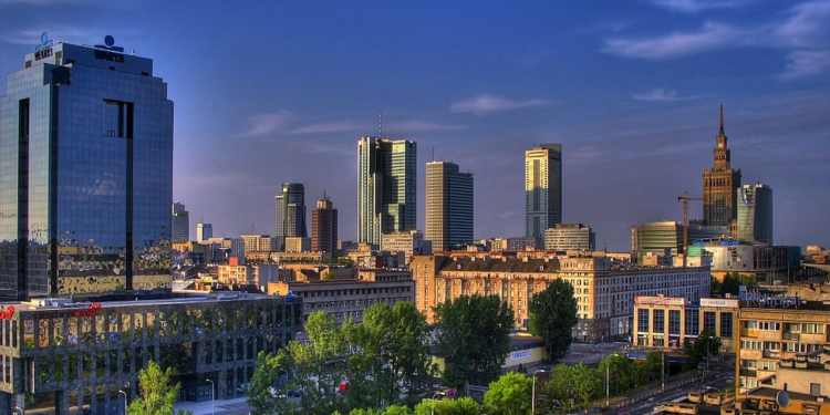 Koronawirus: Ostatni wzrost zakażeń w stolicy może spowodować, że Warszawa może znaleźć się w żółtej strefie.