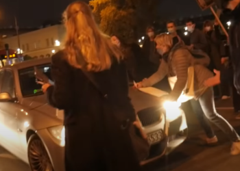 Strajk Kobiet: Podczas blokady drogi w Warszawie, kierowca BMW wjechał w tłum protestujących i potrącił kilka osób.