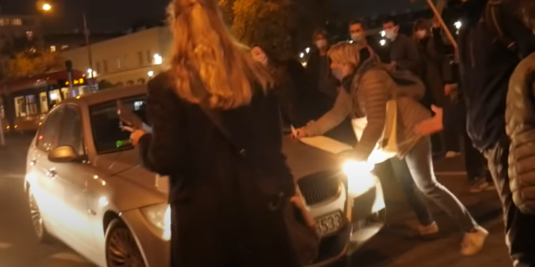 Strajk Kobiet: Podczas blokady drogi w Warszawie, kierowca BMW wjechał w tłum protestujących i potrącił kilka osób.