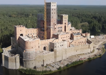 Wojewoda wielkopolski podejmie decyzję, czy budowany na skraju Puszczy Noteckiej w Stobnicy, zamek będzie miał ważne pozwolenie na budowę.