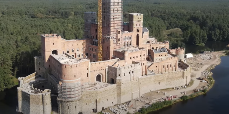 Wojewoda wielkopolski podejmie decyzję, czy budowany na skraju Puszczy Noteckiej w Stobnicy, zamek będzie miał ważne pozwolenie na budowę.