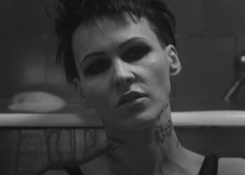 Agnieszka Chylińska, wokalistka, artystka i jurorka w słynnym Mam talent produkcji TVN ma prawo być niezadowolona z tego co napisał o niej Skawiński, członkowie ONA napisali biografię pt Królowie życia, będzie skandal?